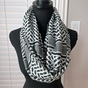 Big & Full Infinity Scarf Black White Dress Up a Top/Blazer Classic Pattern